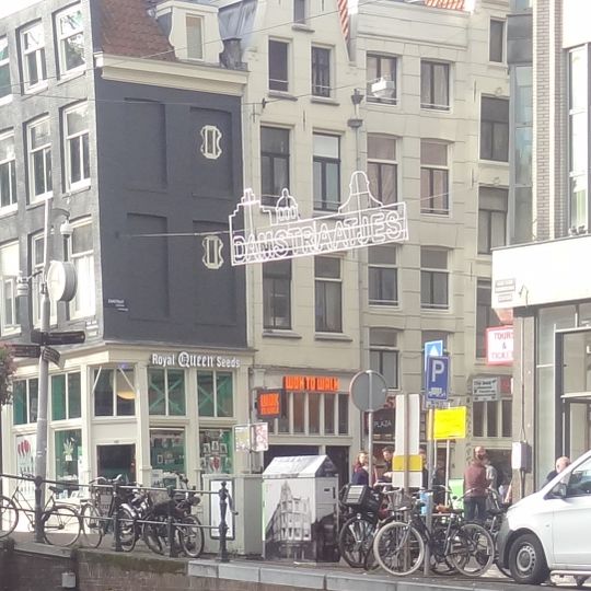 Pand met gepleisterde gevel onder rechte lijst