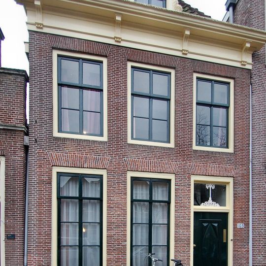 Pand met geverfde lijstgevel