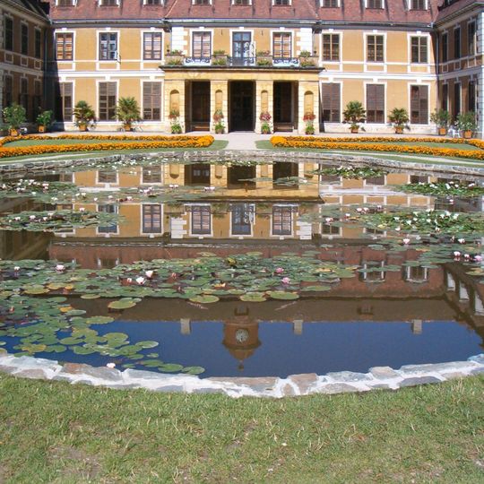 Bazén na nádvoří zámku Rájec nad Svitavou s fontánou