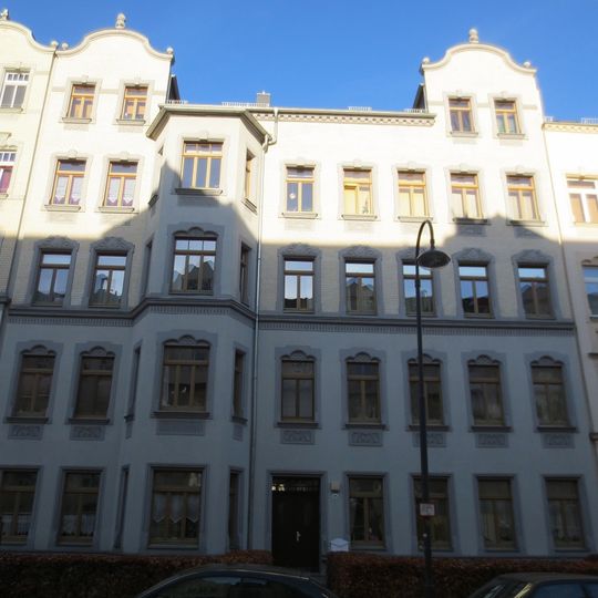 Mietshaus in geschlossener Bebauung mit Vorgarten Theodor-Lessing-Straße 18
