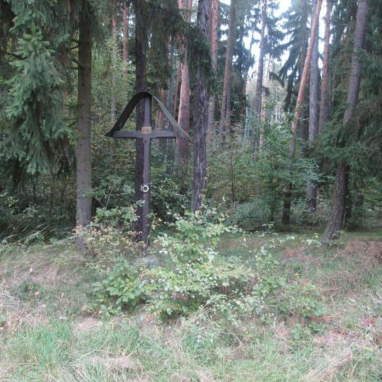 Kříž západně od Soběkur v lese