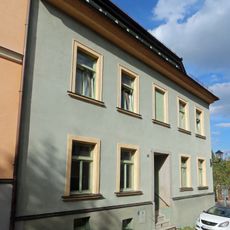 Wohnhaus in halboffener Bebauung und Ecklage Burgstraße 5