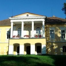 Kaštieľ a park, kaštieľ