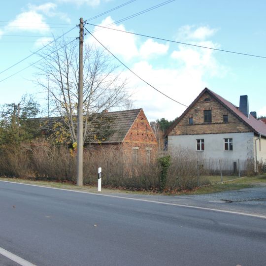 Wohnhaus, Scheune und zwei Seitengebäude eines ehemaligen Vierseithofes Neudorfer Straße 405