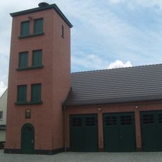Feuerwehrhaus mit Schlauchturm und Gedenktafel für die Gefallenen des Ersten Weltkrieges Dorfstraße 36, 37 (dazwischen)