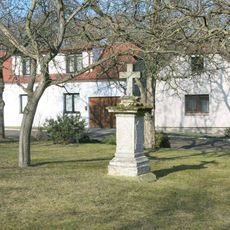 Kříž na Komenského náměstí v Černčicích