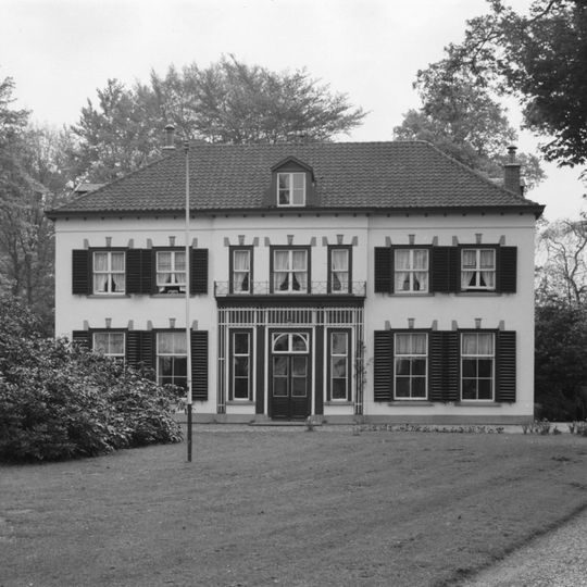 Eenvoudig, gepleisterd landhuis even buiten het dorp rechts van de weg gelegen in een romantisch park