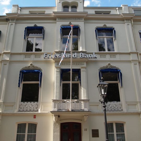 Pand met gepleisterde neoclassieke lijstgevel