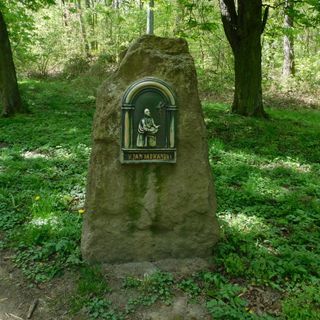 Reliéf svatého Jana Sarkandra na Cestě českých svatých u Petrohradu