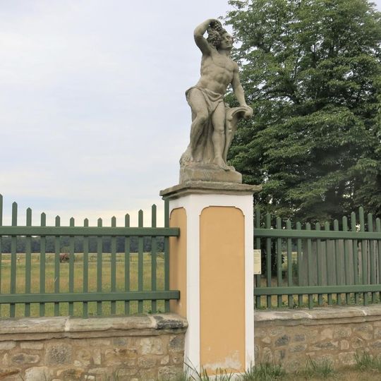 Alegorická socha Listopad v ohradě zámecké zahrady ve Veltrusech