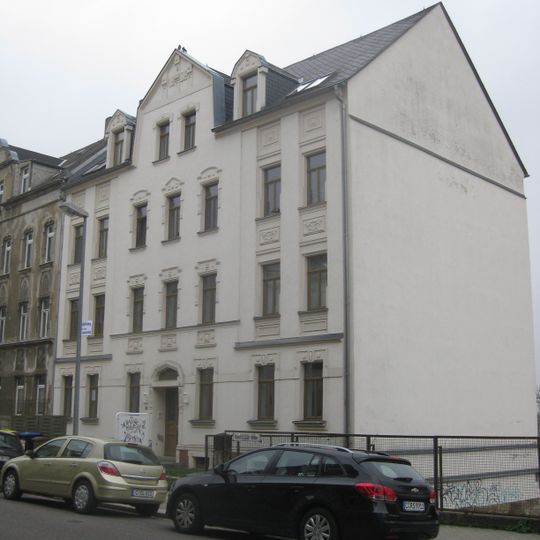 Mietshaus in halboffener Bebauung mit Vorgarten Rudolf-Liebold-Straße 21b