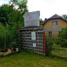 Pomník zločinů komunismu u domu č. 8 v Chýšné