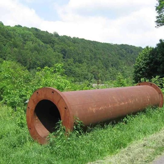 Replika segmentu "babylónského děla" při komunikaci a trati v údolí Tiché Orlice východně od Brandýsa nad Orlicí