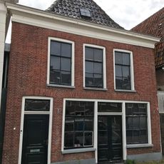 Pand met verbrede voorgevel en rechte kroonlijst onder zadeldak