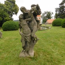 Socha Chronos a Éros v zámeckém parku ve Valči