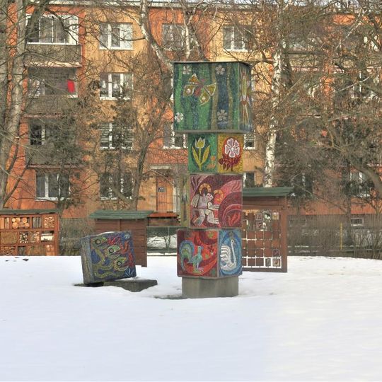 Plastika Sloup pohádek u školky v ulici U Jezu v Žatci