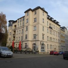 Mietshaus in geschlossener Bebauung in Ecklage, mit Vorgarten zur Pleissbachstraße Kanalstraße 30