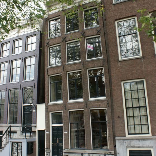 Pand met gevel onder gesneden verhoogde lijst