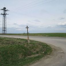 Kříž u Dobšic na křižovatce