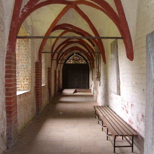 Kreuzgangflügel mit Grabsteinen und Epitaphien