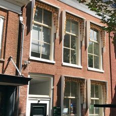 Twee panden met gelijke gevels uit fijn metselwerk bestaand en met rechte gootlijst met blokjes