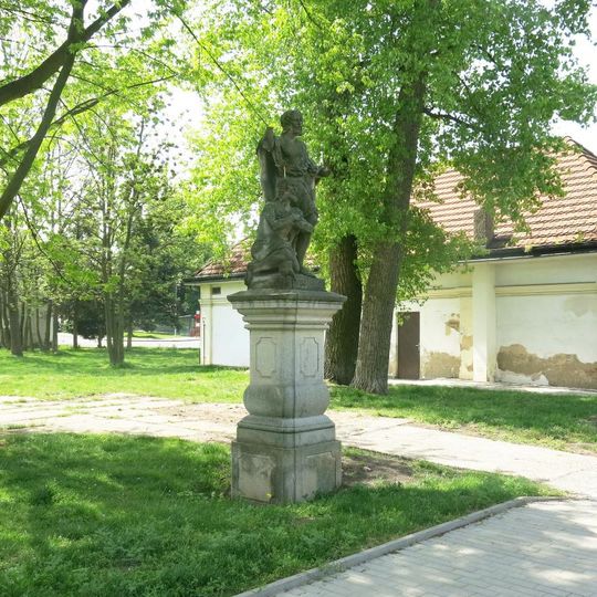 Sousoší svatých Šimona a Judy vpravo u fary v Bezně