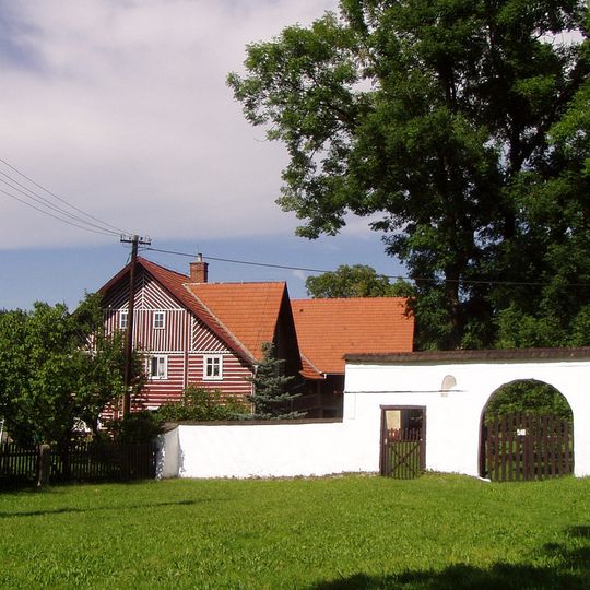 Brána se sochou svatého Pavla