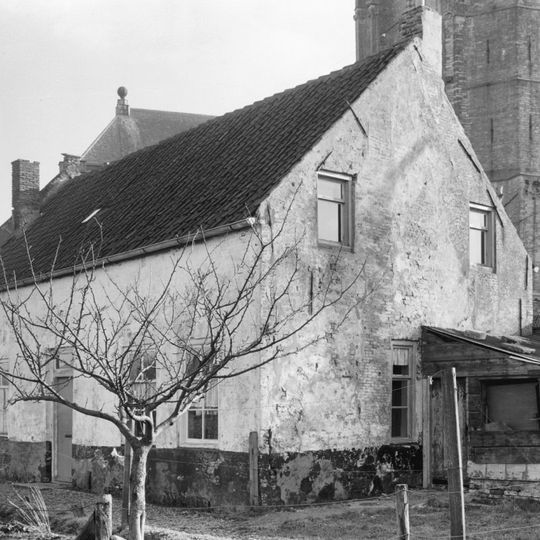 Pand met rechthoekige plattegrond onder zadeldak tussen puntgevels