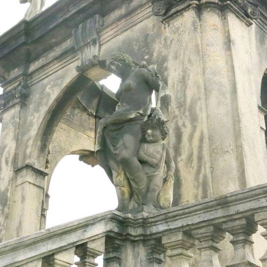 Socha Venuše s Amorem na horní balustrádě glorietu v Růžové zahradě v Děčíně