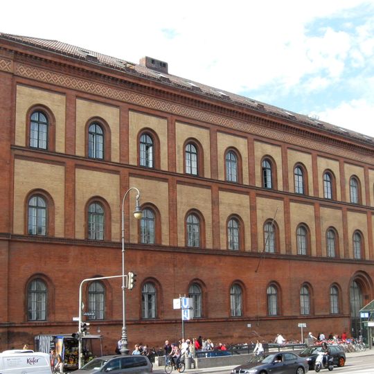 Ehem. Bergwerks- und Salinen-Administration, jetzt Teil der Ludwig-Maximilians-Universität