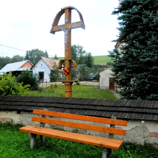 Kostol sv. Kataríny s areálom, kríž so sochami