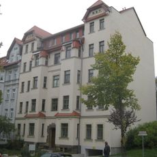 Mietshaus in geschlossener Bebauung mit Vorgarten Würzburger Straße 32