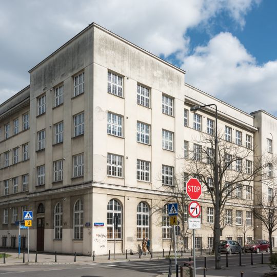 Budynek szkolny przy ulicy Kazimierzowskiej 60