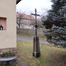 Kříž před kaplí