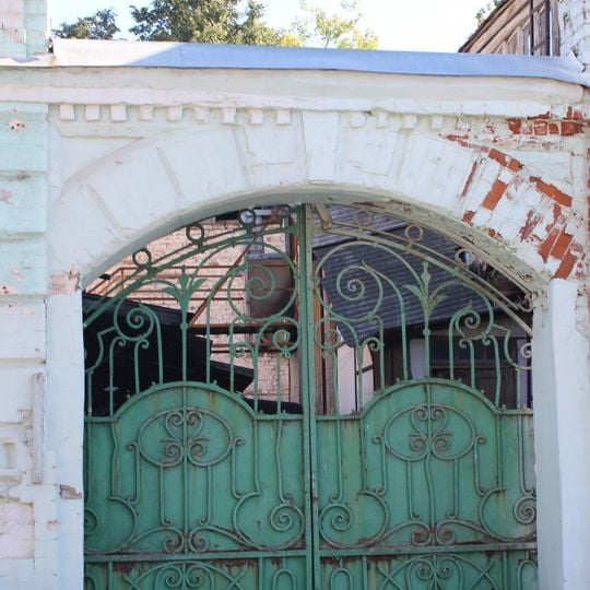 Кирпичные ворота с коваными решетками