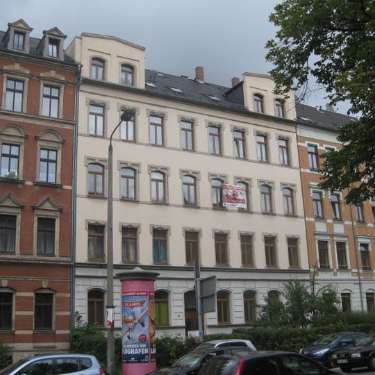 Mietshaus in geschlossener Bebauung mit Vorgarten Müllerstraße 14