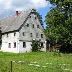 Wohnstallhaus, Scheune und Seitengebäude eines Dreiseithofes An den Gütern 4