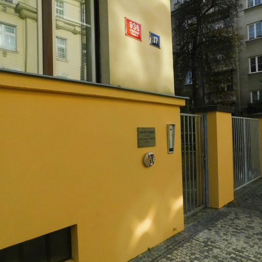 Pamětní deska Františka Běhounka na domě Za Pohořelcem 936/17 na Dlabačově