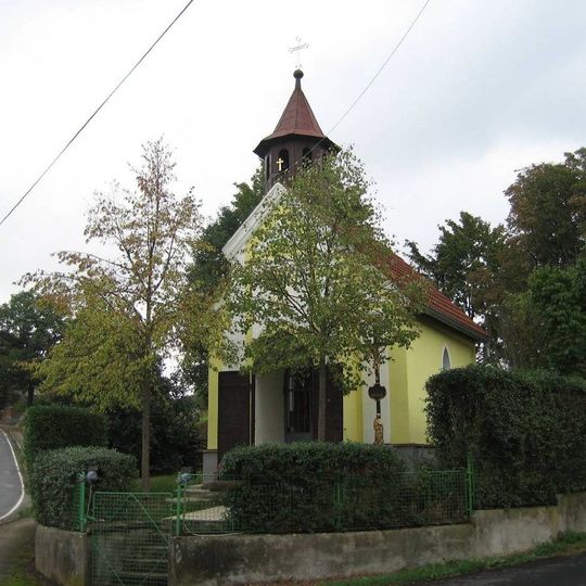 Kaple a boží muka při silnici ve středu Slověnic