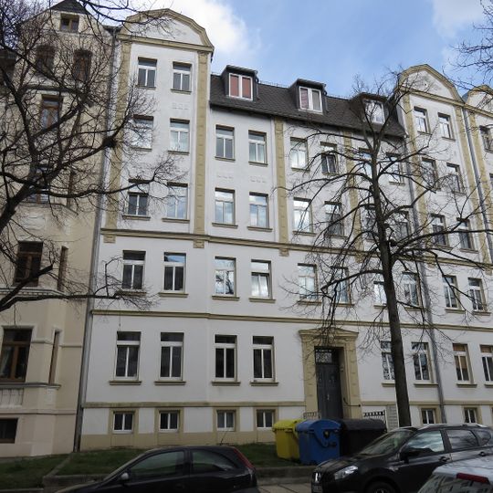Mietshaus in geschlossener Bebauung mit Vorgarten Orthstraße 8