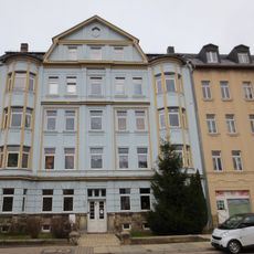 Mietshaus in geschlossener Bebauung konzipiert, mit Vorgarten und Einfriedungsmauer Heinrich-Lorenz-Straße 3