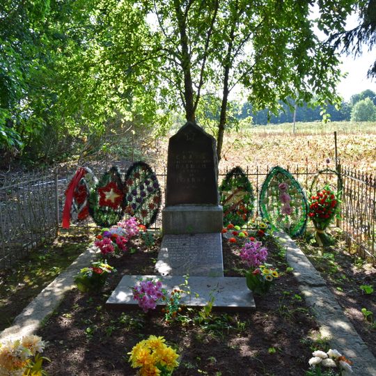 Братская могила советских воинов, погибших в борьбе с фашистами