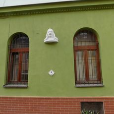 Pamětní deska s bustou Ivana Martina Jirouse v ulici Na Neklance v Praze