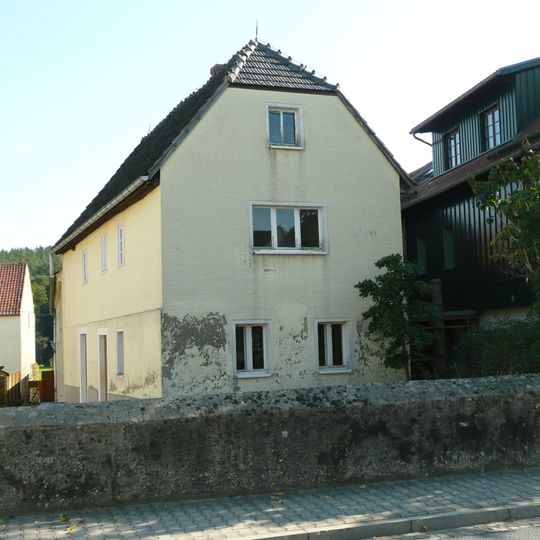 Seitengebäude und Hofmauer eines Bauernhofes Hauptstraße 33a