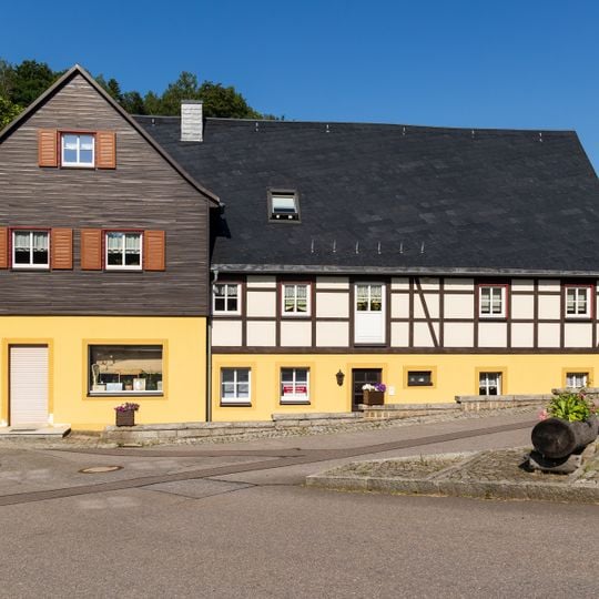 Wohnhaus mit Sonnenuhr und späterem Anbau mit Laden Markt 1