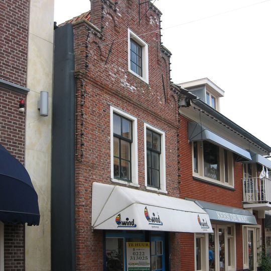 Pand met enig overgebleven authentieke smalle gevel met klimmend boogfries