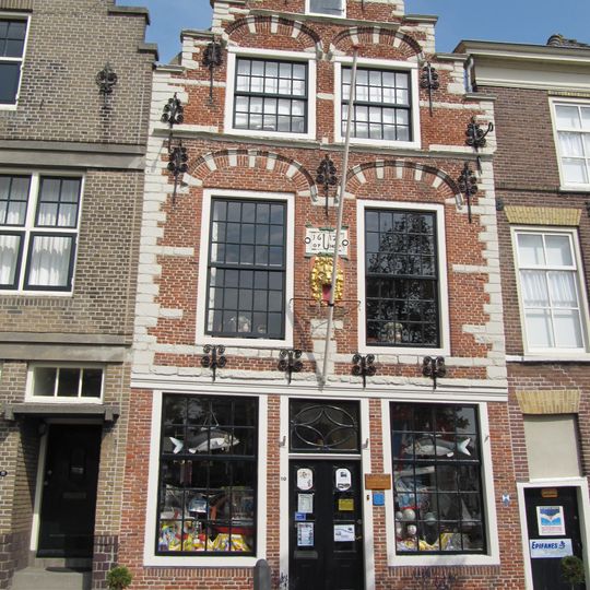 Huis met rijk versierde trapgevel