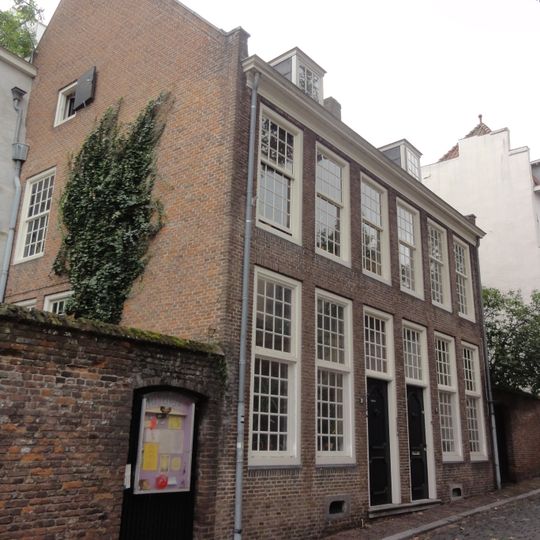 Pand met verdieping en zadeldak