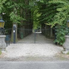 Schoonoord, sokkels met lantaarns bij de entree, behorende bij de historische buitenplaats schoonoord