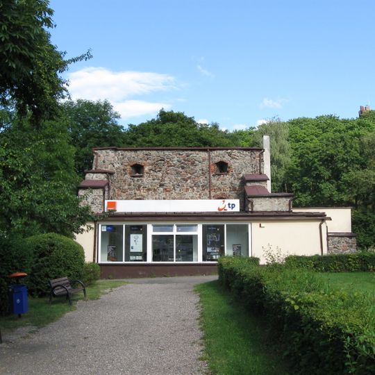 Mury obronne z basztami